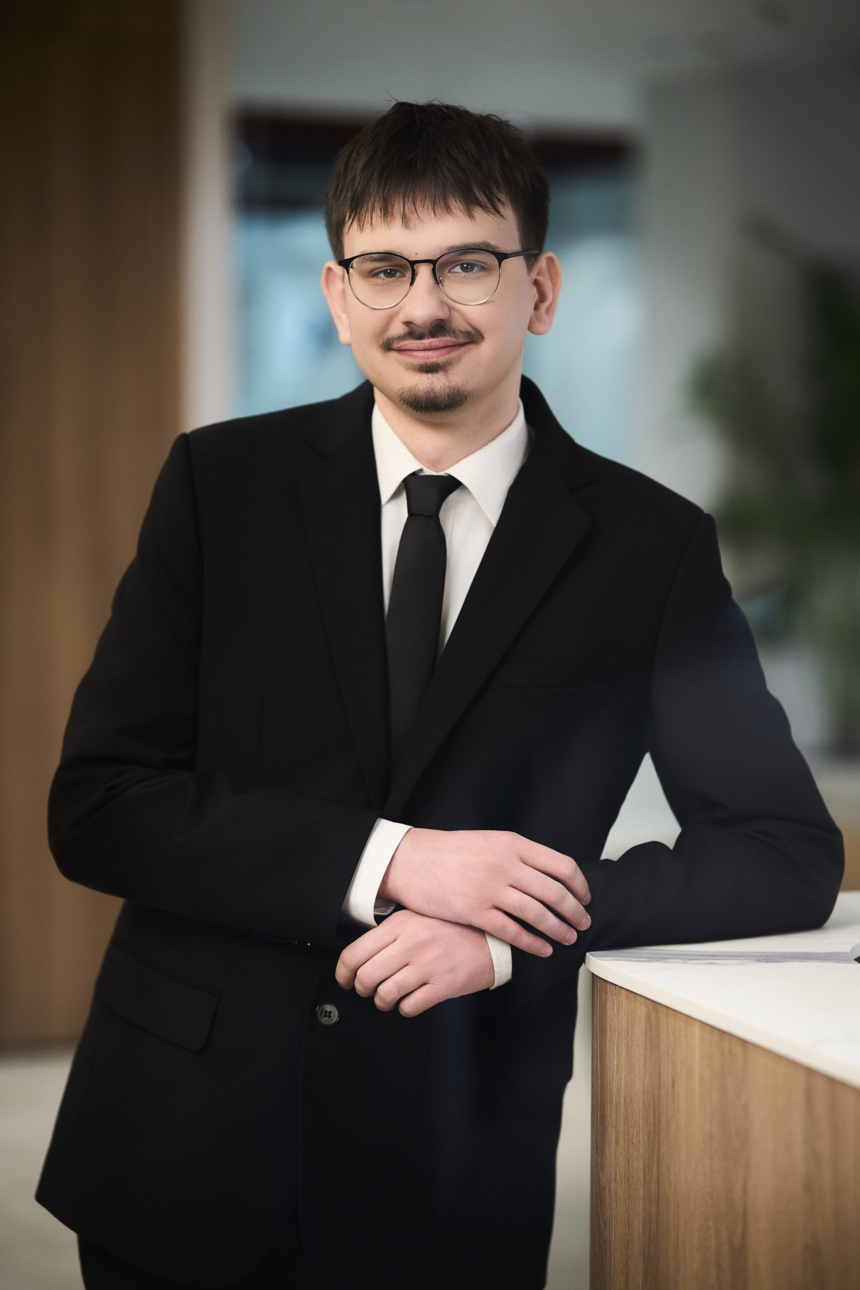 Молодший асоційований співробітник | Апл. Адвокат 